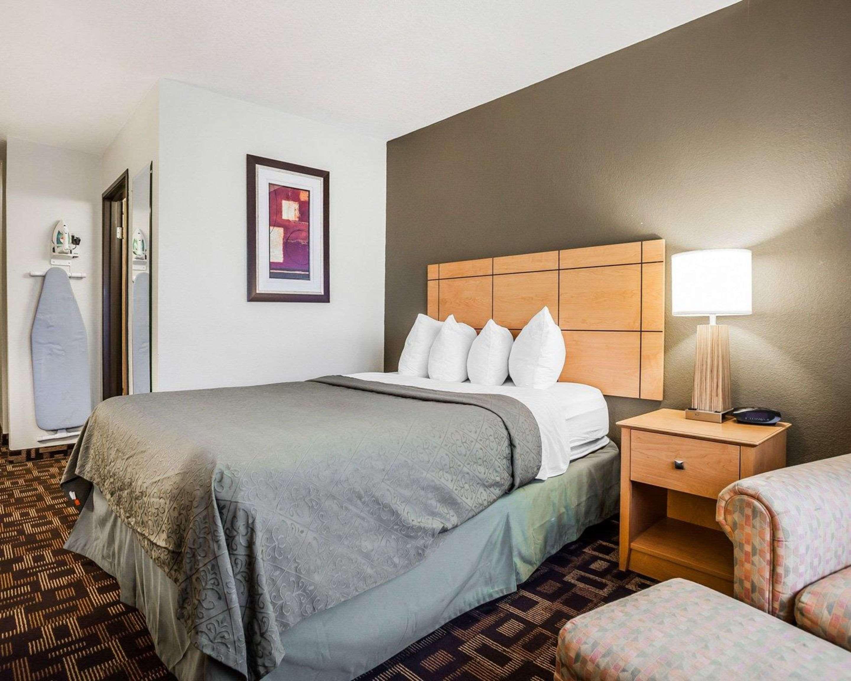 Quality Inn & Suites Des Moines Airport Exteriör bild