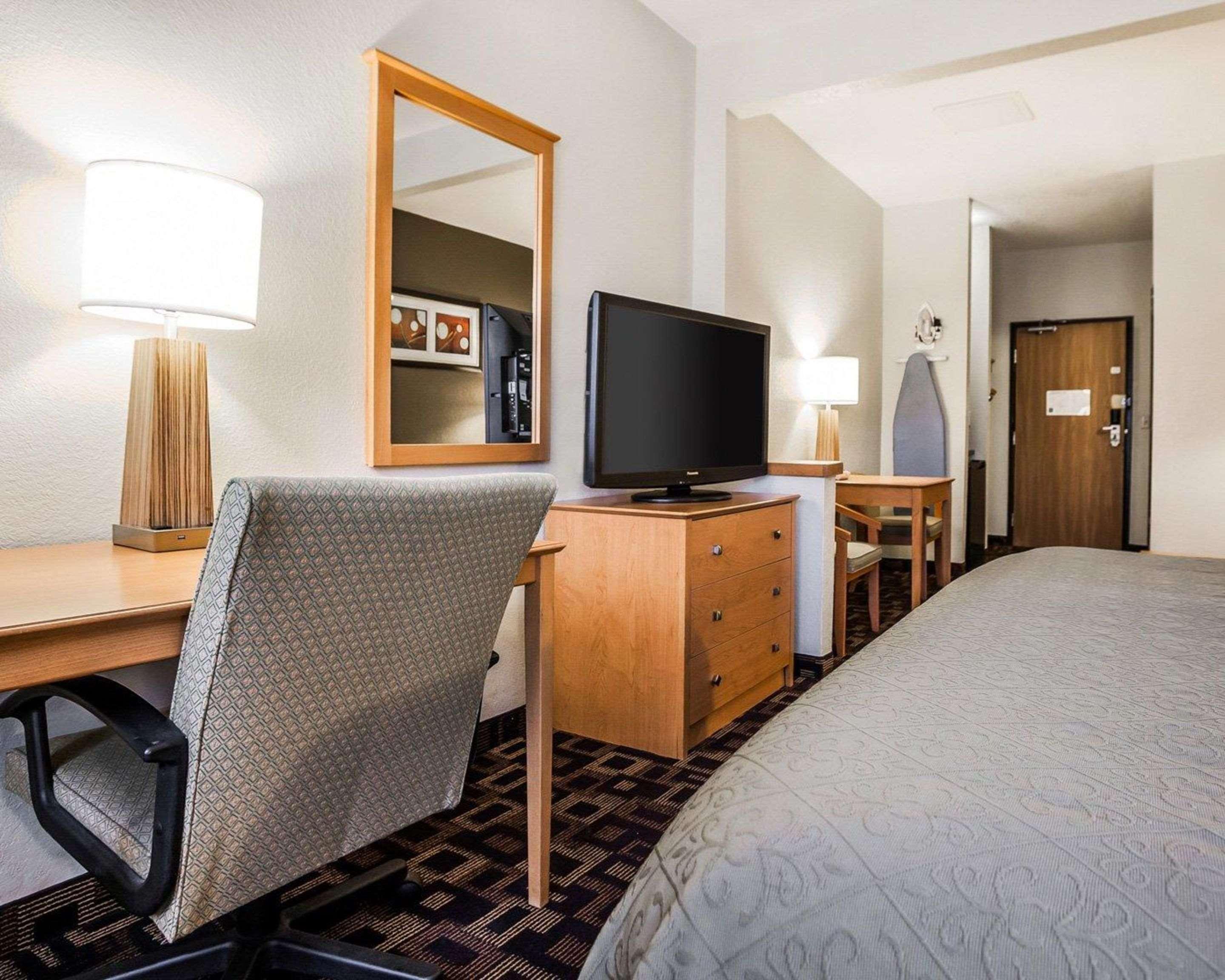 Quality Inn & Suites Des Moines Airport Exteriör bild